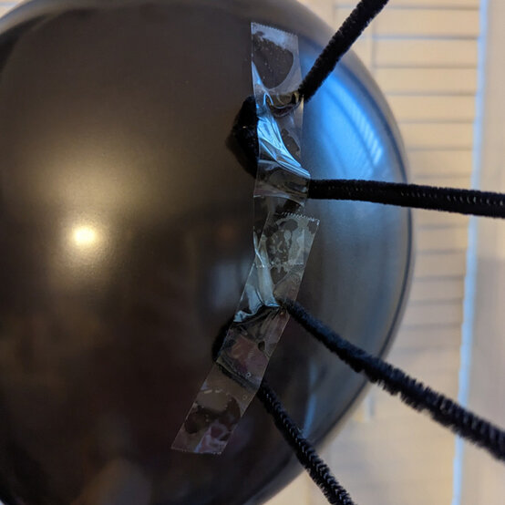 idea_personalised-halloween-balloons-spider_step3a.jpg?sw=554&q=85