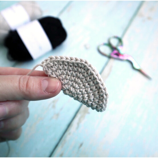 how_to_crochet_an_amigurumi_pigeon_pigeon_wing_step2_1000x1000.jpg?sw=554&q=85