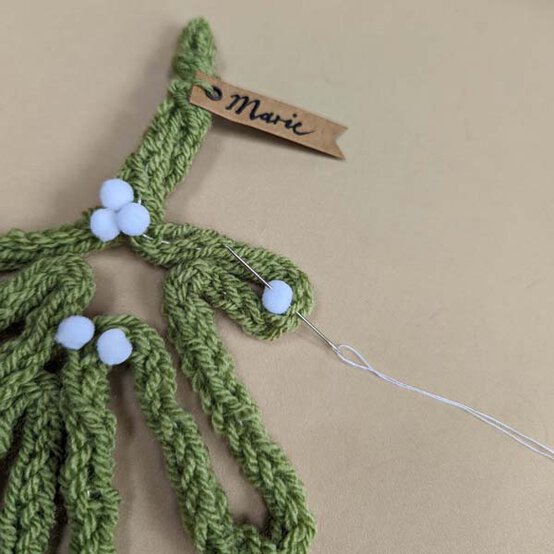 ideas%5Fstash%2Dbusting%2Dchristmas%2Dtable%2Ddecor%5Fplacecards%5Fstep%2D2c.jpg?sw=554&q=85