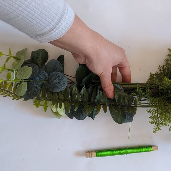 how-to-make-a-garland-for-your-wedding-_step8.jpg?sw=554&q=85