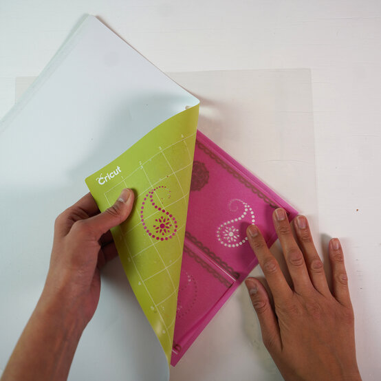 cricut_lanterns-for-diwali_step4.jpg?sw=554&q=85