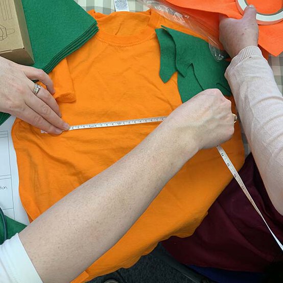 ideas%5Feasy%2Dhalloween%2Dcostumes%2Dfor%2Dkids%5Fpumpkin%2Dstep%2D3a.jpg?sw=554&q=85