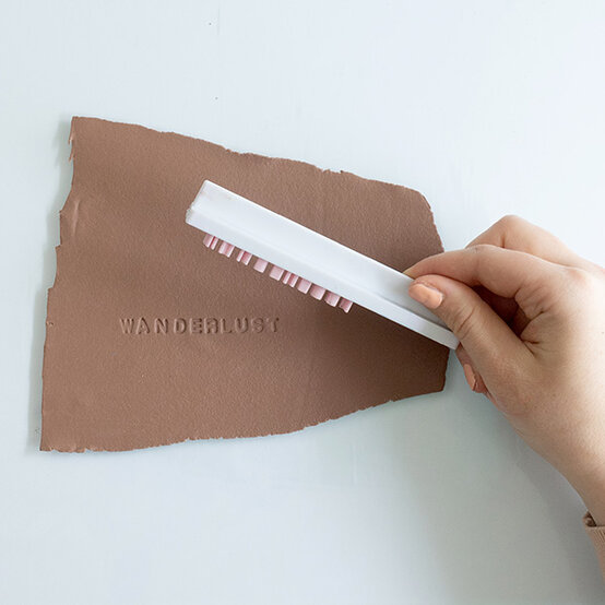 fimo-leather-effect_travel-time_luggage-tag_step-2.jpg?sw=554&q=85