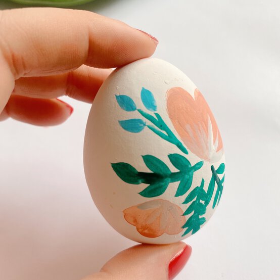 how-to-make-floral-painted-eggs-5.jpg?sw=554&q=85
