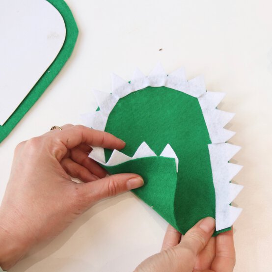 how_to_make_animals_headdresses_crocodile_step3-square.jpg?sw=554&q=85