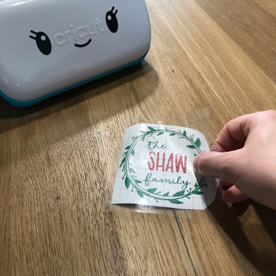 idea_cricut-acrylic-bauble-shaw_step5b.jpg?sw=554&q=85