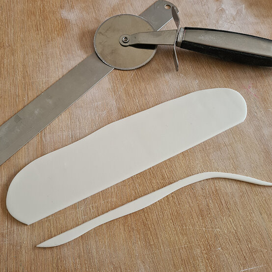 How-to-Make-a-Platinum-Jubilee-Showstopper-Cake_Step5a.jpg?sw=554&q=85