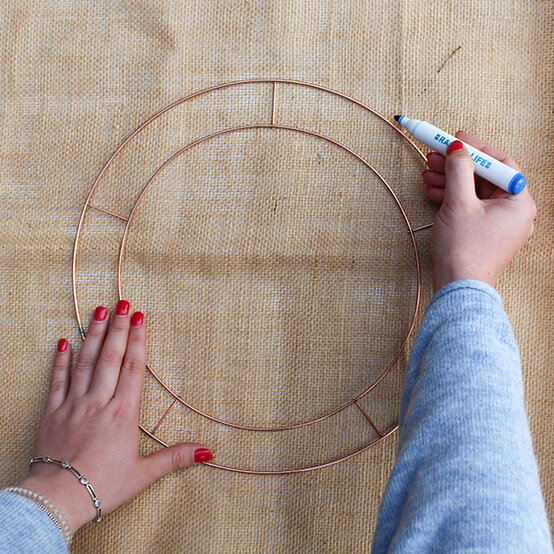 how_to_make_rag_rug_wreath_1.jpg?sw=554&q=85