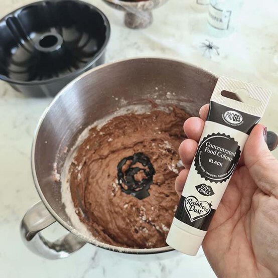 ideas%5Fhow%2Dto%2Ddecorate%2Da%2Dhalloween%2Dbundt%2Dcake%5Fstep%2D3c.jpg?sw=554&q=85