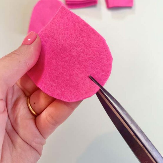 ideas%5Fhow%2Dto%2Dmake%2Dpipe%2Dcleaner%2Dand%2Dfelt%2Dflowers%5Fpeony%5F2.jpg?sw=554&q=85