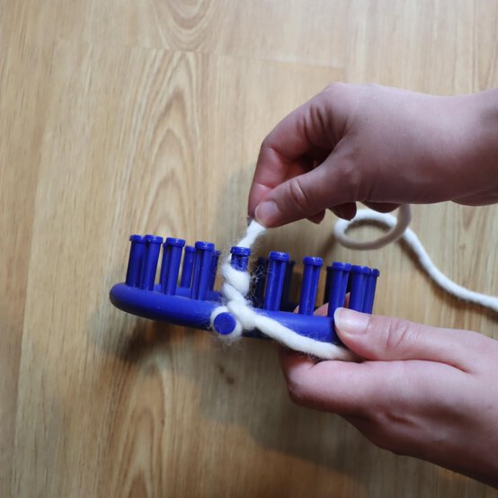 how_to_loom_knit_a_blanket_step_2b.jpg?sw=554&q=85