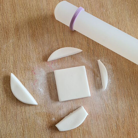 How-to-Make-a-Platinum-Jubilee-Showstopper-Cake_Step4c.jpg?sw=554&q=85