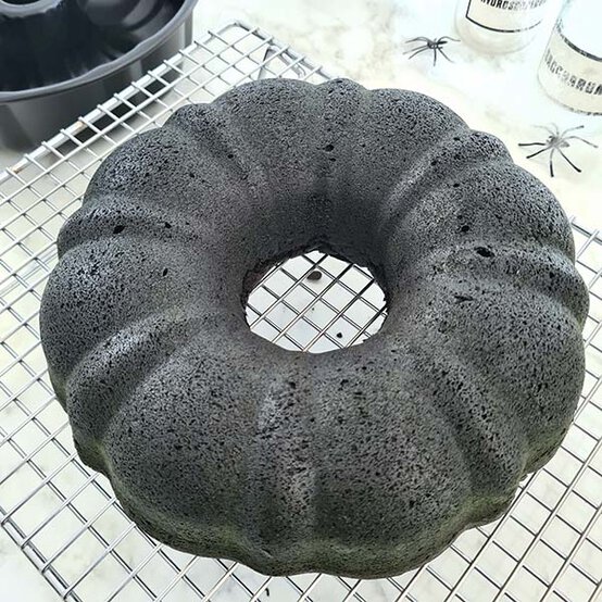 ideas%5Fhow%2Dto%2Ddecorate%2Da%2Dhalloween%2Dbundt%2Dcake%5Fstep%2D4b.jpg?sw=554&q=85