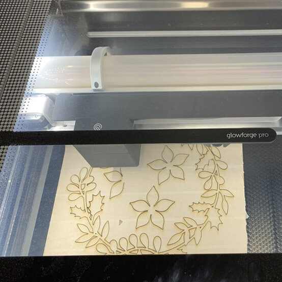 idea_Glowforge-Botanical-Christmas-Wreath_Step7b.jpg?sw=554&q=85