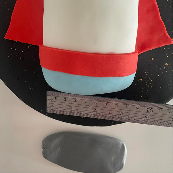 idea_how-to-decorate-a-rocket-cake_step15a.jpg?sw=554&q=85