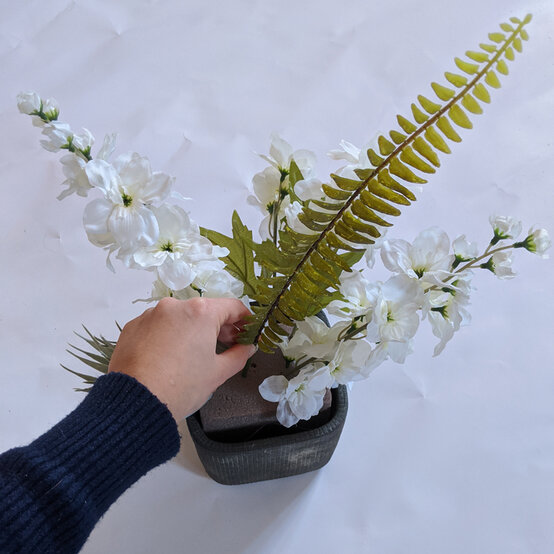 how-to-create-a-wedding-floral-arrangement_step5.jpg?sw=554&q=85