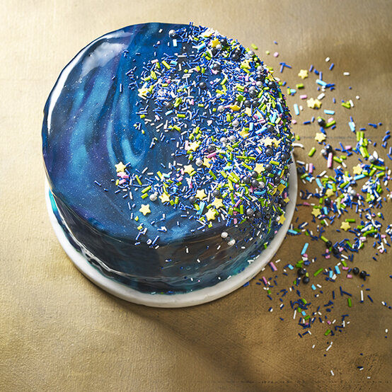 dr-oetker-sprinkle-mirror-glaze-galaxy-cake-square.jpg?sw=554&q=85