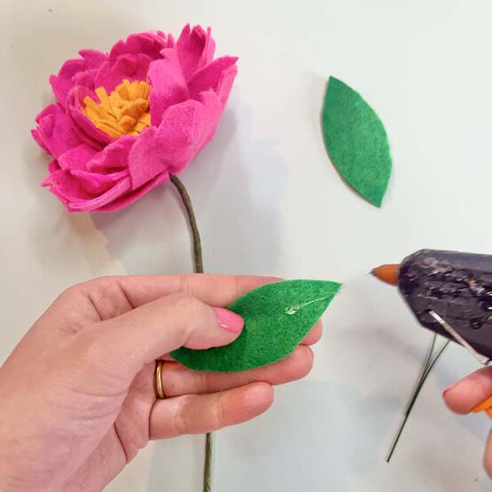 ideas%5Fhow%2Dto%2Dmake%2Dpipe%2Dcleaner%2Dand%2Dfelt%2Dflowers%5Fpeony%5F12.jpg?sw=554&q=85