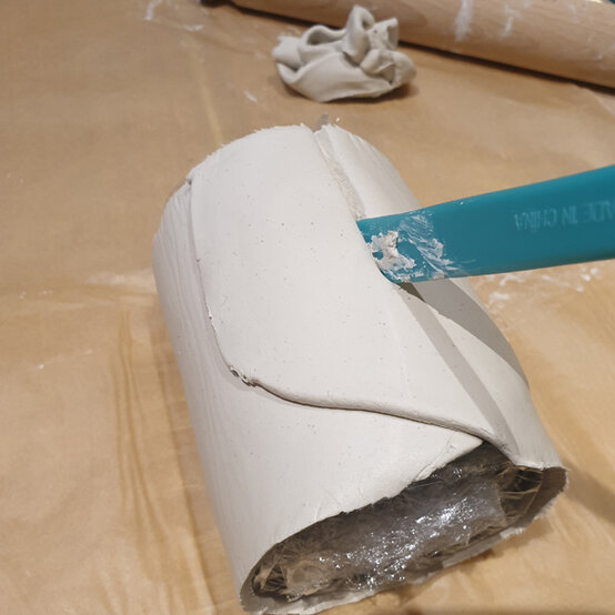 idea_messy-crafts-for-kids-pots_step3a.jpg?sw=554&q=85