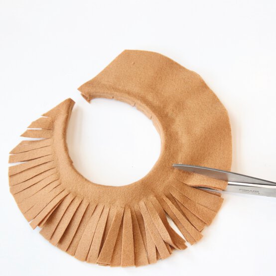 how_to_make_animals_headdresses_lion_step4-square.jpg?sw=554&q=85