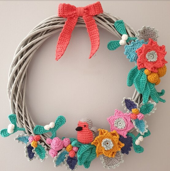 how_to_crochet_christmas_robin_wreath_image-11.jpg?sw=554&q=85