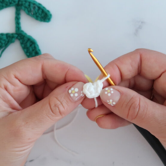 crochet-mistletoe-step-12.jpg?sw=554&q=85