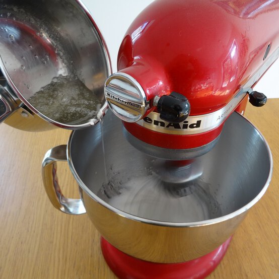 egg_macarons_baking_step_3.jpg?sw=554&q=85