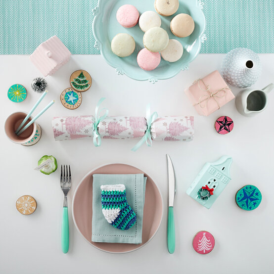 idea_diy-christmas-table-settings_hand.jpg?sw=554&q=85