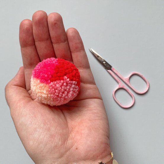 how_to_create_five_different_patterns_in_pom_poms_four_colour_pom_pom_pattern_step_7.jpg?sw=554&q=85