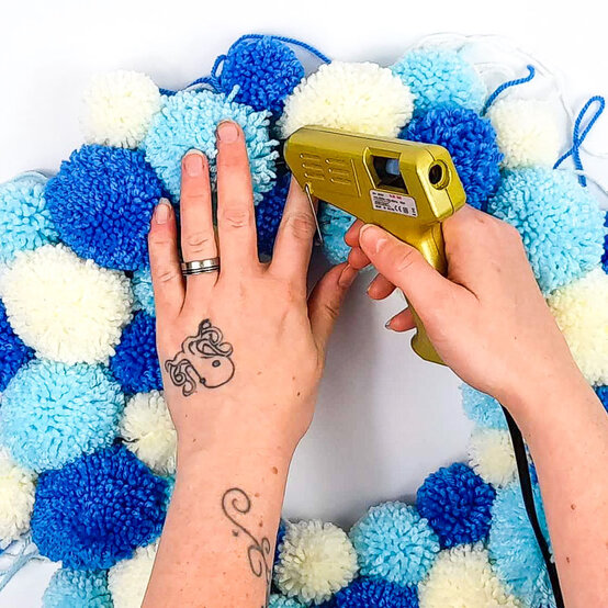 Christmas-Stash-Busting-Ideas_Pompom-Wreath-Step-3.jpg?sw=554&q=85