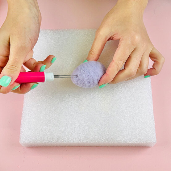idea%5Fhow%2Dto%2Dmake%2Da%2Dneedle%2Dfelted%2Degg%5Fstep3.jpg?sw=554&q=85