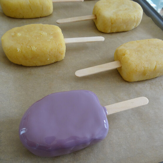 ice-cream-cake-pops_step3_3.jpg?sw=554&q=85