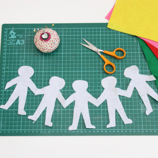 paper_dolls_paper_step_2.jpg?sw=554&q=85