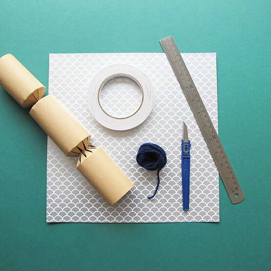 table-dec-cracker-2-a.jpg?sw=554&q=85