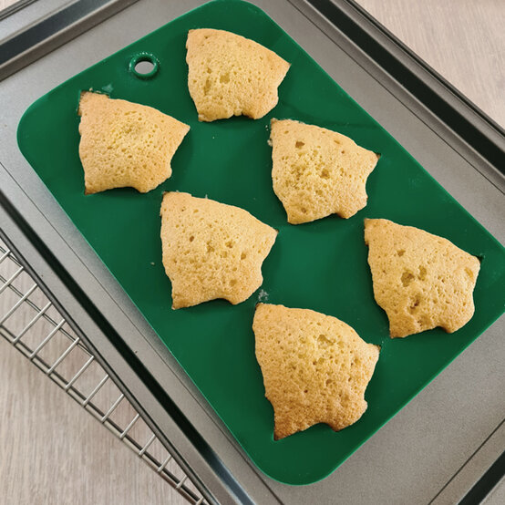 idea_Mini-Christmas-Tree-Cakes_Step2c.jpg?sw=554&q=85