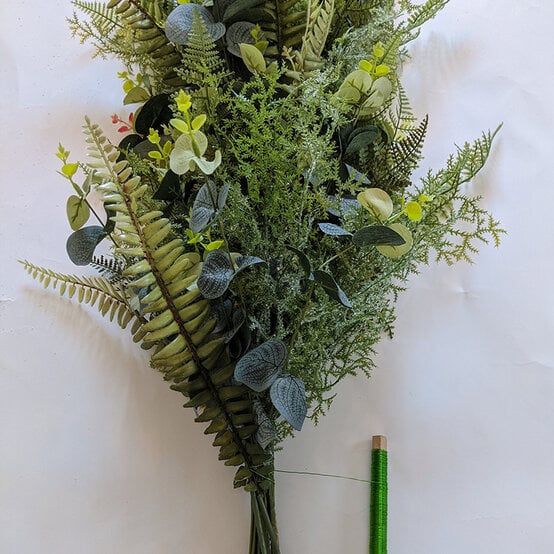 how-to-make-a-garland-for-your-wedding-_step6_2.jpg?sw=554&q=85