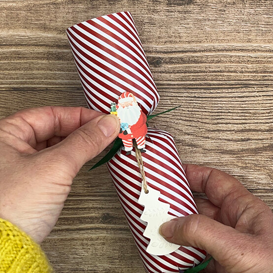 how%2Dto%2Dmake%2Dbright%2Dchristmas%2Dcrackers%5Fstep%2D4a.jpg?sw=554&q=85