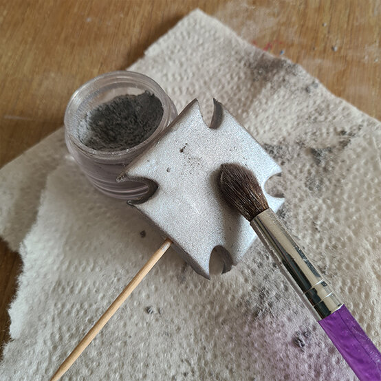 How-to-Make-a-Platinum-Jubilee-Showstopper-Cake_Step8b.jpg?sw=554&q=85