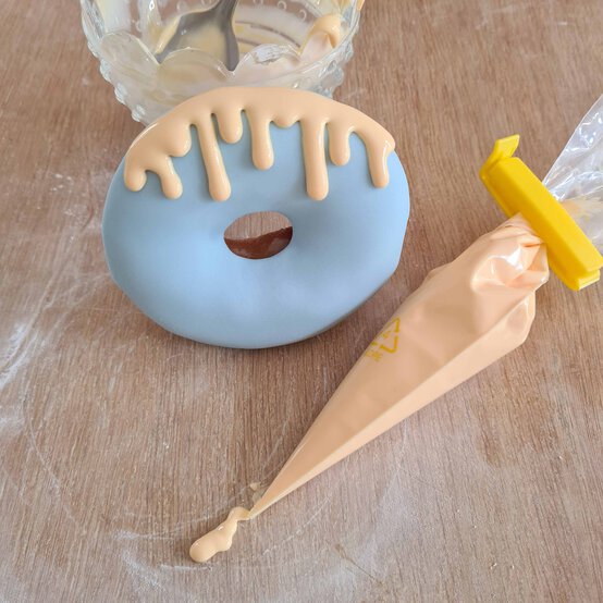 bee-doughnut-step-3.jpg?sw=554&q=85