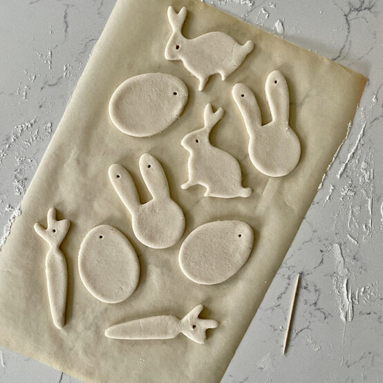 ideas%5Fhow%2Dto%2Dmake%2Deaster%2Dsalt%2Ddough%2Ddecorations%5Fstep%2D2b.jpeg?sw=554&q=85