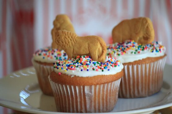 animal-cracker-cupcakes-600x400.jpg?sw=554&q=85