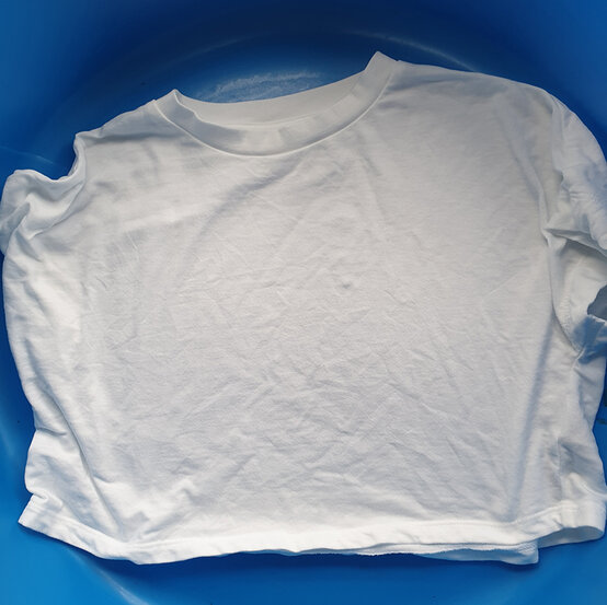 How-to-tie-dye-a-t-shirt_Mottled%20effect%20Step%202.jpg?sw=554&q=85