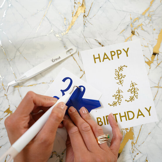 adhesive-vinyl-bday-card_step9_2_edit.jpg?sw=554&q=85