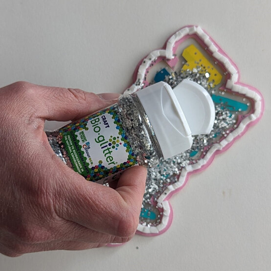 idea_cricut-how-to-make-a-shaker-cake-topper_step9.jpg?sw=554&q=85