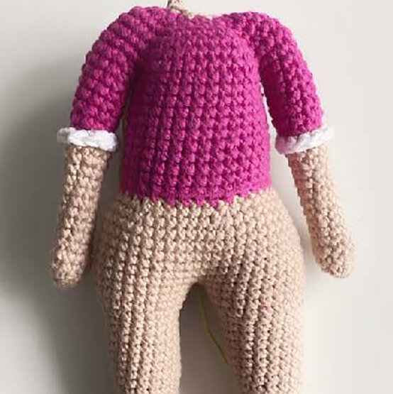 idea_how-to-crochet-amigurumi-mrs-claus_body12.jpg?sw=554&q=85