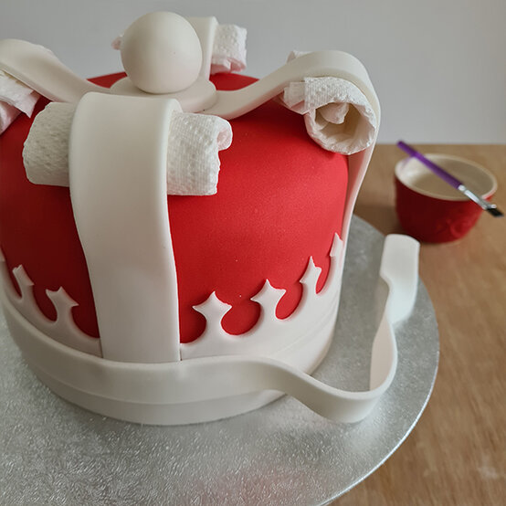 How-to-Make-a-Platinum-Jubilee-Showstopper-Cake_Step6a.jpg?sw=554&q=85