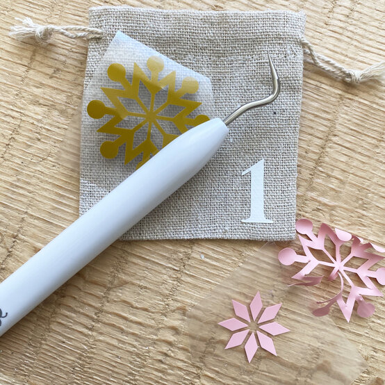 iron-on-vinyl-advent-calendar_step6_2_sq.jpg?sw=554&q=85