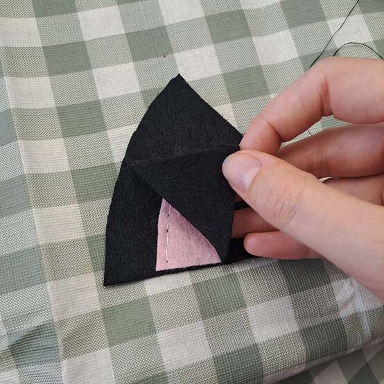 ideas%5Feasy%2Dhalloween%2Dcostumes%2Dfor%2Dkids%5Fcat%2Dears%2Dstep%2D2a.jpg?sw=554&q=85