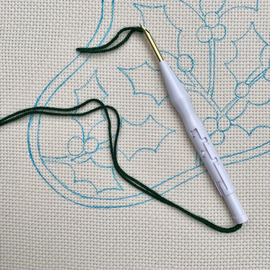 christmaspunchneedlestocking_step_3_threading_needle.jpg?sw=554&q=85