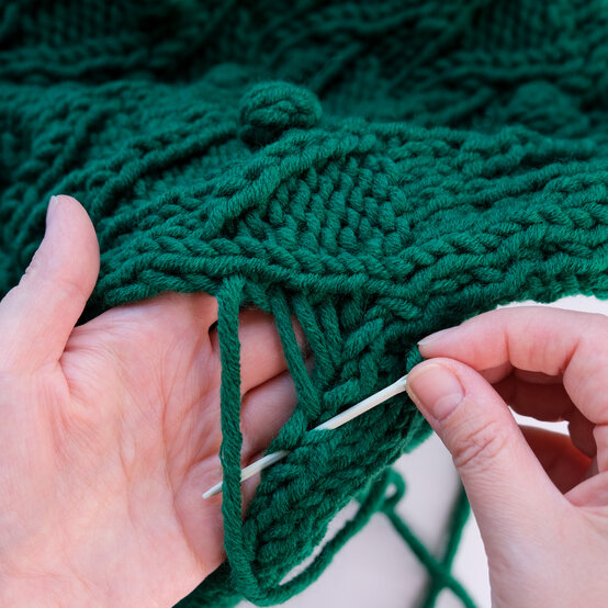 Idea_How-to-knit-a-Christmas-tree-cushion_cable-image-8.jpg?sw=554&q=85